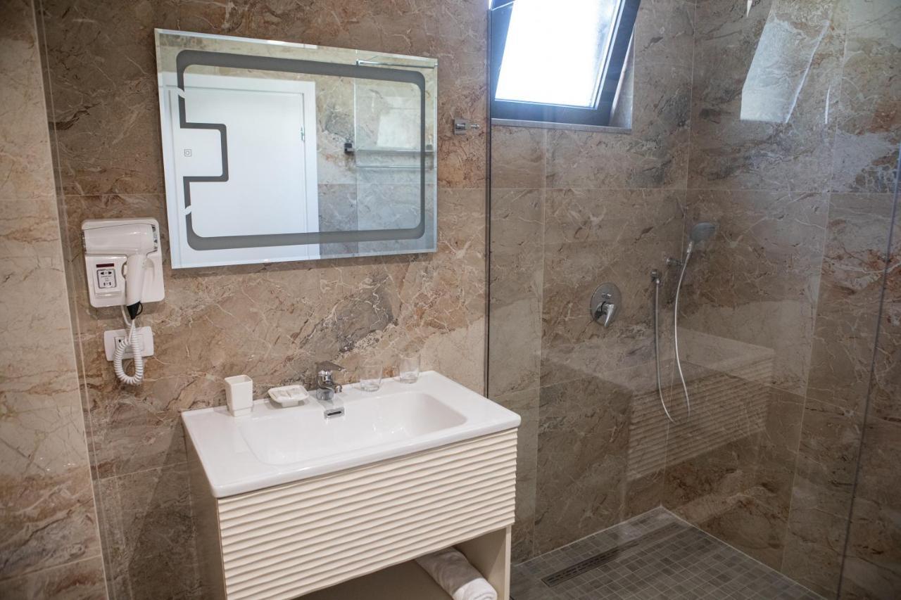 Hotel Qeparo Ngoại thất bức ảnh